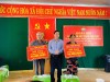 Đồng chí Phan Thái Bình, UVBTV Tỉnh ủy, Chủ nhiệm UBKT Tỉnh ủy, Phó Trưởng đoàn Đại biểu Quốc hội tỉnh Quảng Nam trao biểu trưng nhà ĐĐK cho hộ nghèo