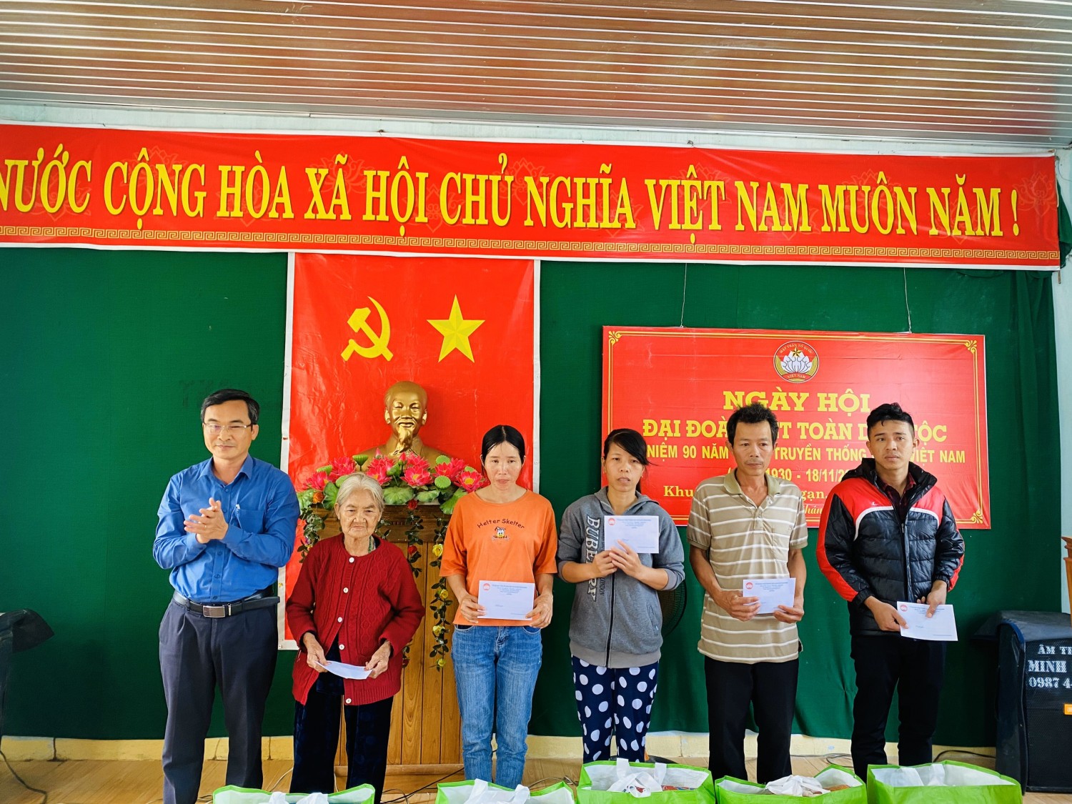 Đồng chí Nguyễn Phi Hùng, Phó Chủ tịch UBMTTQVN tỉnh trao quà cho các hộ gia đình nghèo