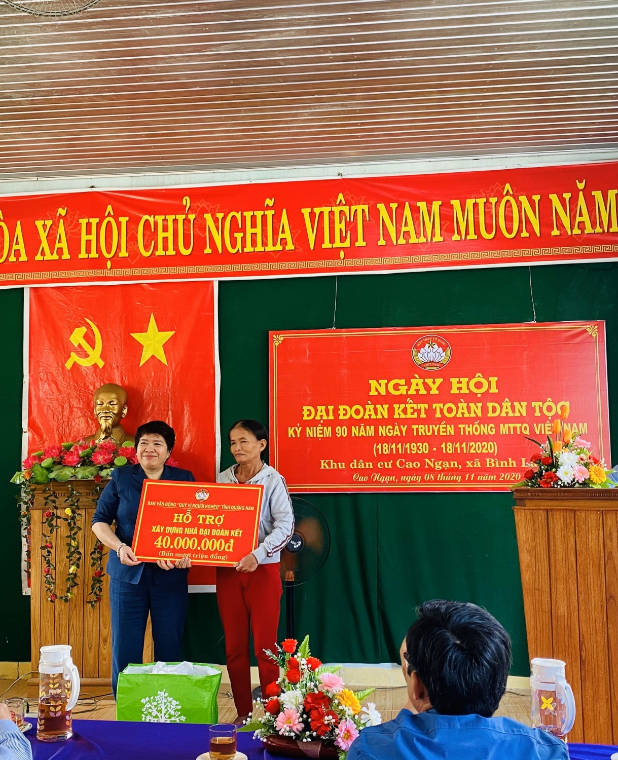 Đồng chí Nguyễn Thúy Anh, UVTW Đảng, Ủy viên Thường vụ Quốc hội, Chủ nhiệm Ủy ban về các vấn đề xã hội của Quốc hội trao biểu trưng cho hộ gia đình nghèo