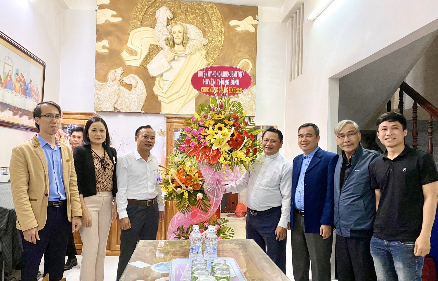 Lãnh đạo huyện thăm và chúc mừng Giáo xứ Hà Lam