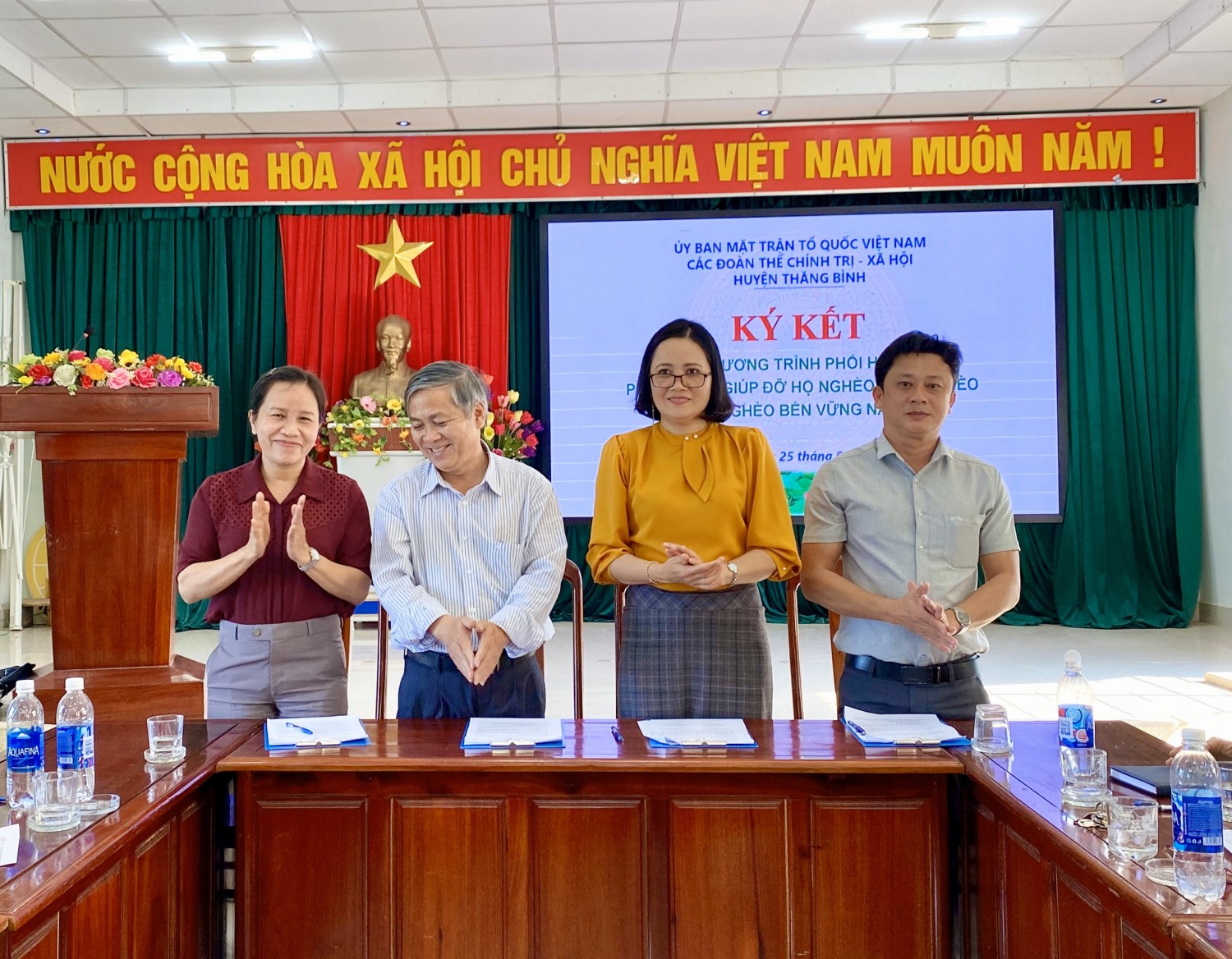 Lãnh đạo Ủy ban MTTQ Việt Nam và các Đoàn thể CT-XH ký kết chương trình giảm nghèo năm 2021